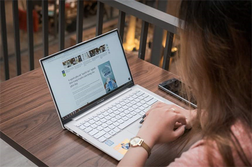 学校正式回应图书馆播放《一路生花》:旨在营造温馨学习氛围